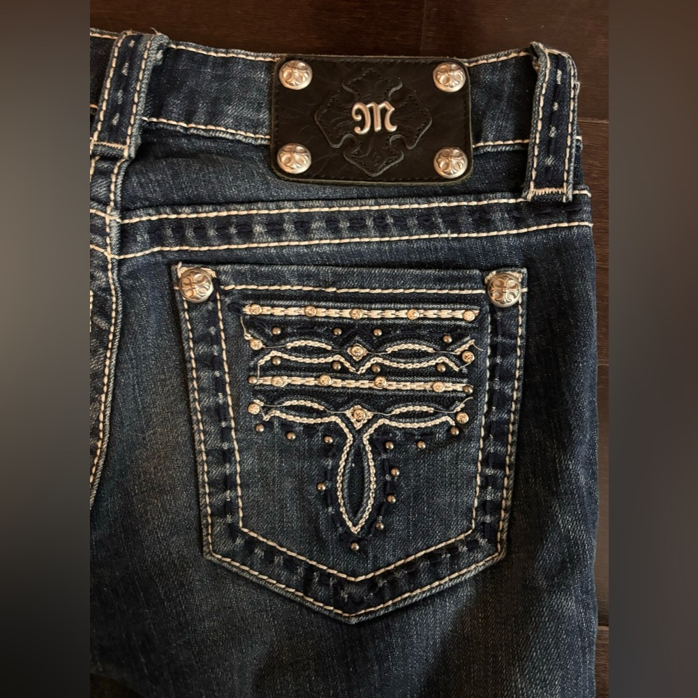 Miss Me Jeans
Low-Rise/Dark-Wash/Flared